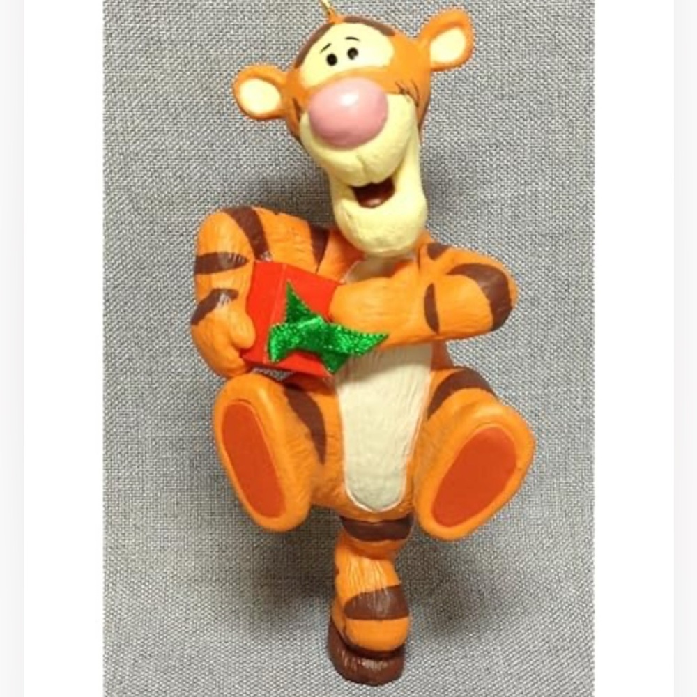 1991 Hallmark keepsake Tigger Figurine with Gift